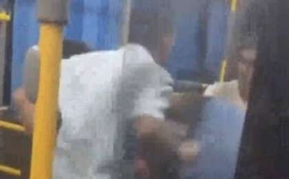 Алматыда ер адам автобуста егде жастағы жолаушыны соққыға жыққан