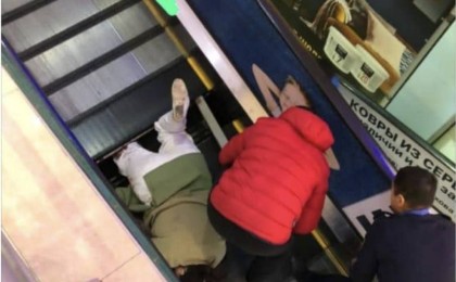 "Аяғы қысылып қалған" - 40 жастағы әйел эскалатордан зардап шекті