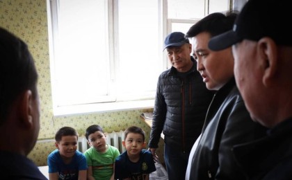 "Батыстың балалары бетке айтады ғой". Оралдық балалар депутаттарды әзілімен әбден састырды (Видео)