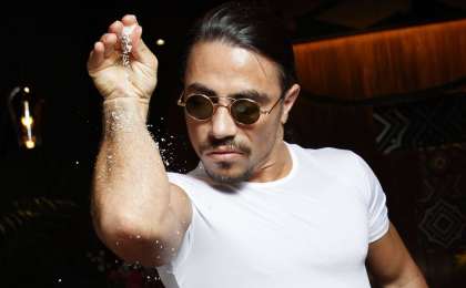 ФИФА расследовала инцидент с турецким поваром, который целовал кубок и хватал Месси