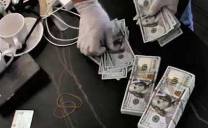 Алматыда бұрынғы вице-министрлер 75 мың доллар парамен ұсталды: сотқа дейінгі тергеу басталды