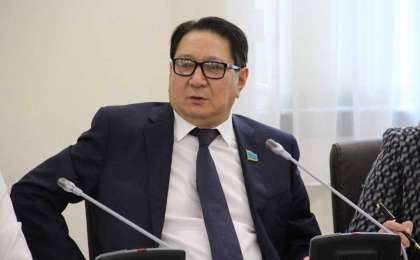 Бір адамға 19 млн: Депутат медициналық сақтандыру қоры басшыларының сыйақысына шүйлікті