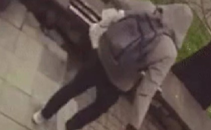 Алматыда белгісіз ер адам орындықта отырған әйелге шабуыл жасаған