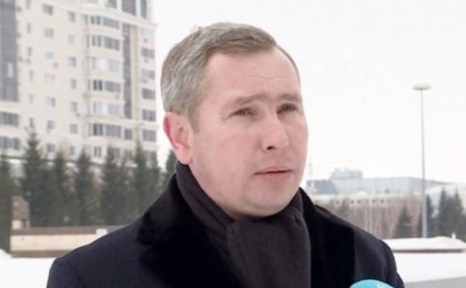 «Қазақша айтамын»: Депутат журналистке орысша жауап беруден бас тартты (ВИДЕО)