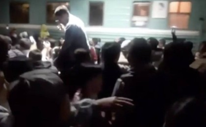 Әлеуметтік желіде Қарағандыда сарбаздарды қарсы алуға жиналған дүйім жұрт түсірілген видео таралуда - Қазақстан жаңалықтары