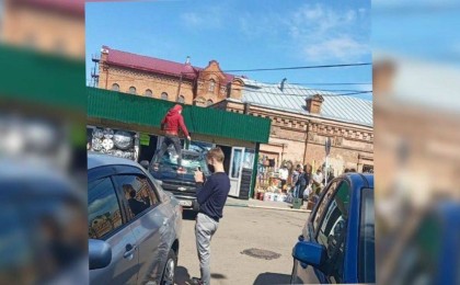Петропавлда хайп қуған жігіт көліктің терезесін шағып тастады - Қазақстан жаңалықтары