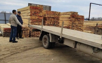 "Әділет және Өркендеу" ҚҚ белсенділері Ақтөбедегі су тасқынынан зардап шеккен отбасына құрылыс материалдарын сатып алуға көмектесті