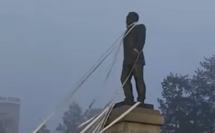 Талдықорғанда наразы жұрт Назарбаевтың ескерткішін құлатты (ВИДЕО)