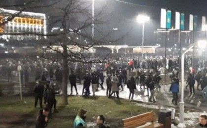 Қазақстандағы митингілер: 200-ден аса адам ұсталып, 95 полиция қызметкері жарақаттанған