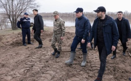 Олжас Бектенов батыс өңірлердегі су тасқынының екінші толқыны болжамдарын ескере отырып гидроқұрылыстардың жай күйін тексерді