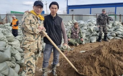 «Әділдік және Өркендеу» қорының белсенділері гуманитарлық көмек көрсетіп, үйлерді су тасқынынан құтқаруда