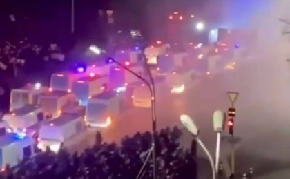 На площади Республики полиция применила светошумовые гранаты (ВИДЕО)