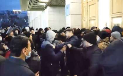 Наразылар Нұрлан Ноғаевты әкімдік ғимаратына кіргізбеуге тырысты (ВИДЕО)