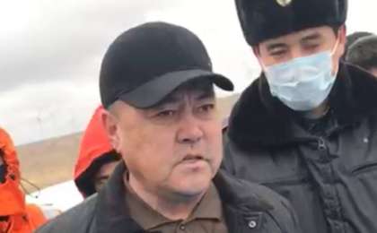 Халық алаңда, ал әкім ішіп жүр