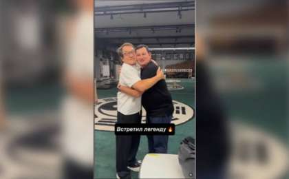 Қазақстандық актер Джеки Чанмен құшақтасып тұрған видеосын жариялады