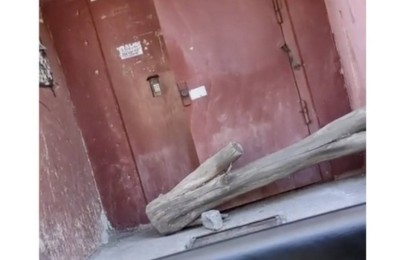 Теміртауда карантинге жабылған көпқабатты үйдің есігін әлдебіреулер бөренемен тіреп тастады (видео) - Қазақстан жаңалықтары