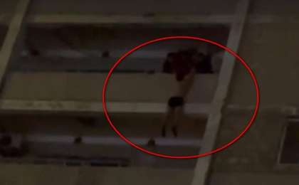 Ақтауда әйелін қорқытпақ болған әйел балконда ілініп тұрды (видео)