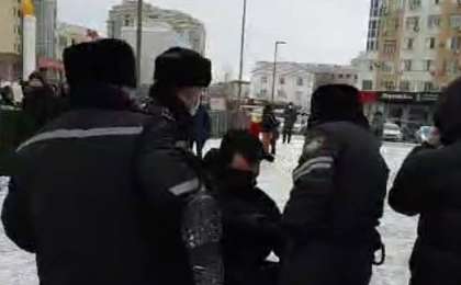 Макс Боқаевты алаңнан тәртіп сақшылары алып кетті