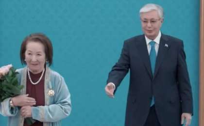 Тоқаевтың жанынан кетіп қалған атақты диктор желі жұлдызына айналды 