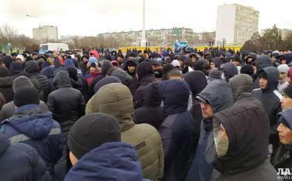 Полицейлер пікір білдірмейді: Ақтаудағы Ынтымақ алаңында не болып жатыр?