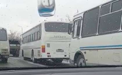 Ақтау әуежайына әскери типтегі көліктер мен автобустар жөнелтілуде