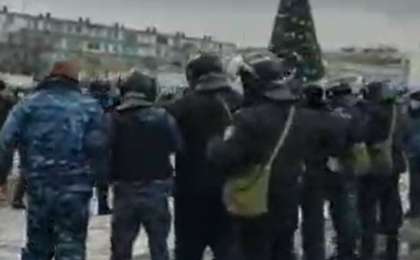 Ақтауда облыс әкімдігінің аумағын көптеген қауіпсіздік қызметкері қоршауға алды