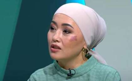 Әнші Наркенжеге шүйліккен директордың студент қыздарға қырындағаны туралы ақпарат тарады