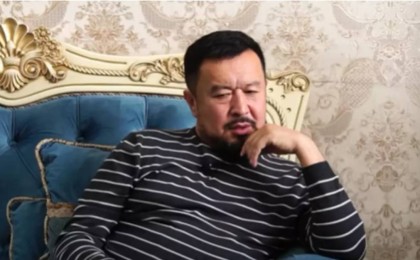 "Өте қатал күйеумін": Сәбит Әбдіхалықов бұрынғы жұбайларымен қалай өмір сүргенін ашық айтты