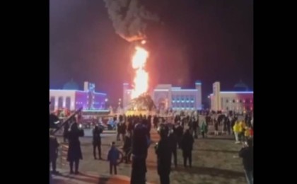 Тараздағы жаңа жылдық шырша өртеніп тынды (ВИДЕО)