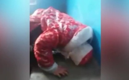 Подъезде мас боп ұйықтап қалған Аяз ата күлкіге қалды (ВИДЕО)