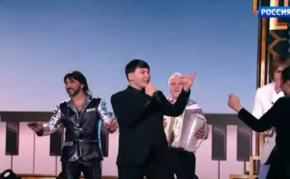 "Шудың бойында" әнін Малаховтың шоуында орындаған Ахан Отыншиев ресейліктерді тәнті етті