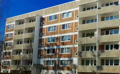 Жезқазғанда бесінші қабаттың терезесінде отырған бала тұрғындарды шошытты (ВИДЕО)