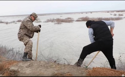 Атырау облысында өзен арнасын бұзу үшін бөгеттерді бұзу жұмысы басталды