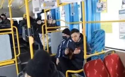 "Жақсы көңіл-күй сыйлағым келді": Автобуста домбырада ойнаған студентке ел сүйсінді (видео)