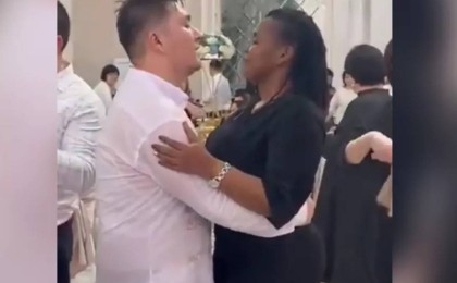 «Африкаға +1 күйеу бала»: Африкалық қызды құшақтап билеген қазақ жігіт жұрттың сынына қалды (ВИДЕО)