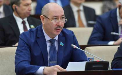 «Әріптес болғаныма ризамын»: Тағы бір депутат орнынан кетті