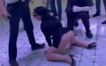 «Іш киімі жоқ»: Жаңа жылдық кеште артын жалаңаштап билеген қыз масқара болды (ВИДЕО)