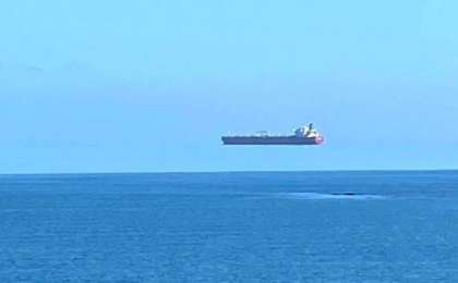 Аспанда "жүзген" кеме суретке түсіп қалды