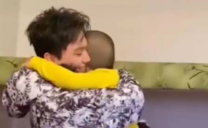 "Жарайсың": Науқас балақайды іздеп барған Димаш Құдайбергенге желідегілер сүйсінді (видео)