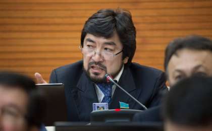 Экс-депутат журналистке қол көтерді (ВИДЕО)