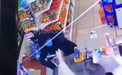 Павлодарда жас қыз супермаркетті тонамақ болған ер адамды ұрып тастады (видео)
