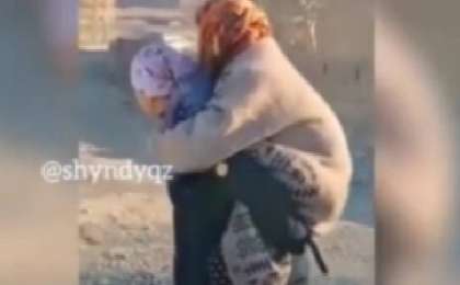 Енесін арқалаған келіннің әрекеті жұртты сүйсінтті (ВИДЕО)