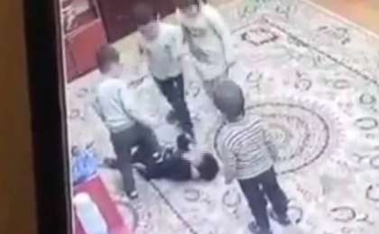 Бүлдіршінді жабыла тепкілеген балалардың видеосы жұртты шошытты (ВИДЕО)