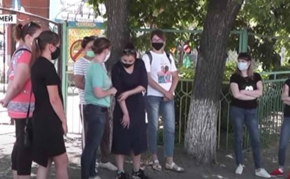 "Еттен сабынның иісі шығады": Семейдегі аспаздың желідегі видеосын көрген ата-аналар шу шығарды - Қазақстан жаңалықтары