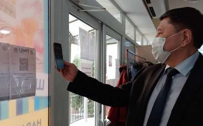 iPhone 12 ұстап тұрған Жандарбек Бекшин желіде қызу талқыға түсті