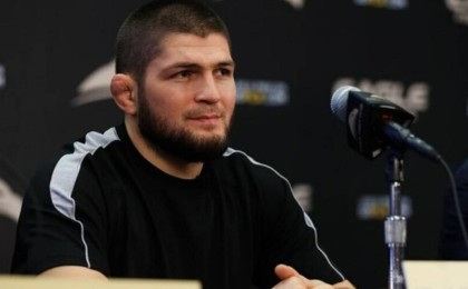 Хабиб Нұрмагомедов достарын құтқарған қазақстандық балаға кітап сыйлады