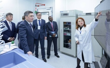 Премьер-Министр Олжас Бектенов NU-дың жоғары функционалды зертханаларымен және ғалымдардың жаңа әзірлемелерімен танысты
