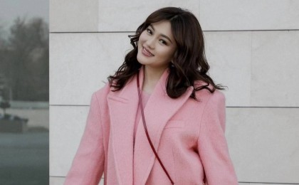 "Қылыш, қамшы, пышақ": Ерке Есмахан Айнұр Тұрсынбаеваның күйеуі сыйлаған сыйлықты көрсетті