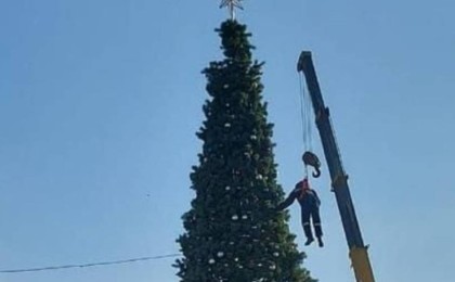 Кранда ілініп, шырша безендірген жұмысшы жазалануы мүмкін