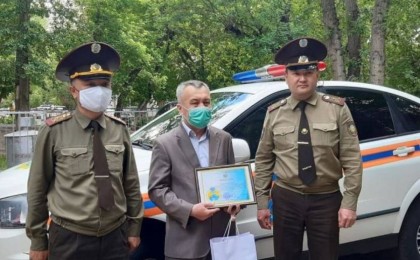 Нұр-Сұлтанда балаларды жанып жатқан көліктен құтқарған ер адам марапатталды